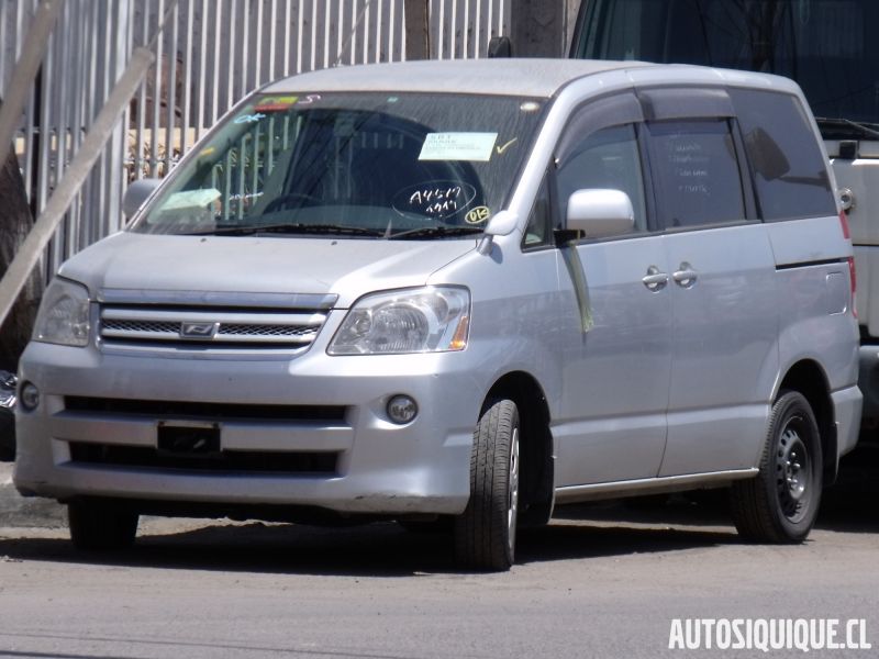 Archivo:Toyota Noah 08-2005 - 07-2007.jpeg