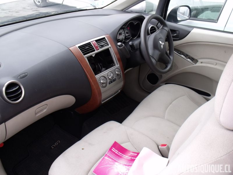 Archivo:Mitsubishi Colt interior.jpeg