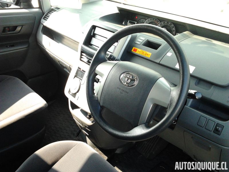 Archivo:Toyota Noah 2 interior.jpeg
