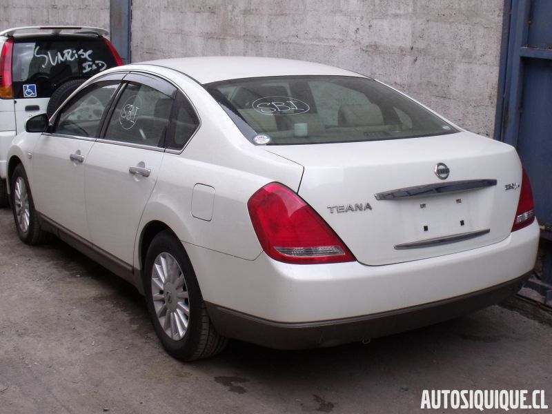 Archivo:Nissan Teana 1 02-2003 - 12-2005.jpeg
